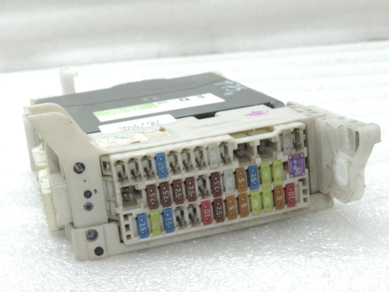 Oriģinālais 2012-2014 Toyota Yaris P13 drošinātāju kārbas vadības bloks