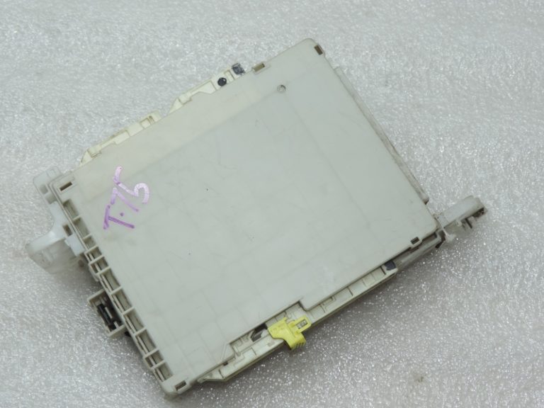 Oriģinālais 2012-2014 Toyota Yaris P13 drošinātāju kārbas vadības bloks