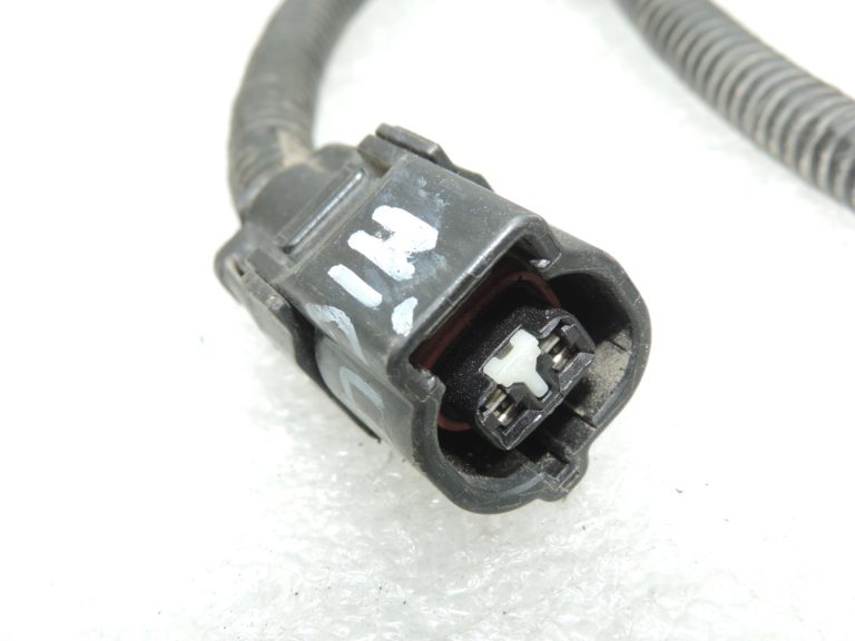 Oriģināla Toyota Avensis T27 Notchback aizmugurējā instalācija 8216505060
