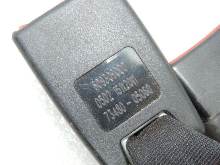 Oriģinālā Toyota Avensis T27 aizmugurējā kreisā drošības jostas sprādze 7348005060C1