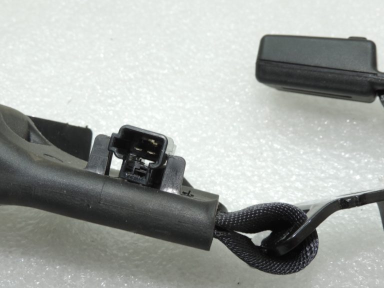Oriģinālā Toyota Avensis T27 aizmugurējā labās drošības jostas sprādze 733800502020C0
