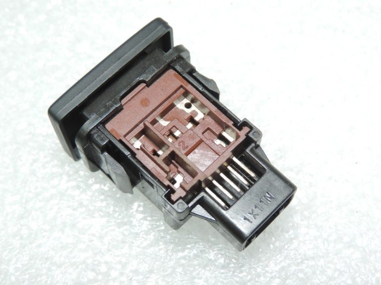Oriģināls Toyota Avensis T27 degvielas uzpildes vāka slēdzis 8484105020, 84841-05020