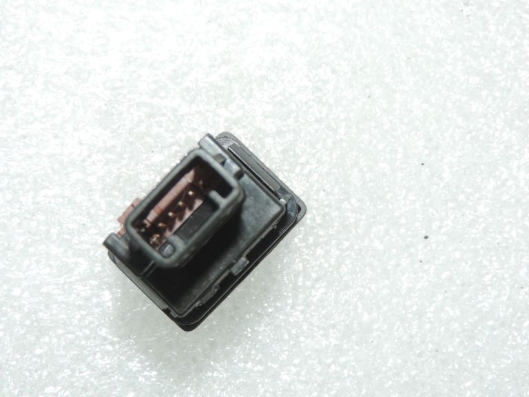 Oriģināls Toyota Avensis T27 degvielas uzpildes vāka slēdzis 8484105020, 84841-05020
