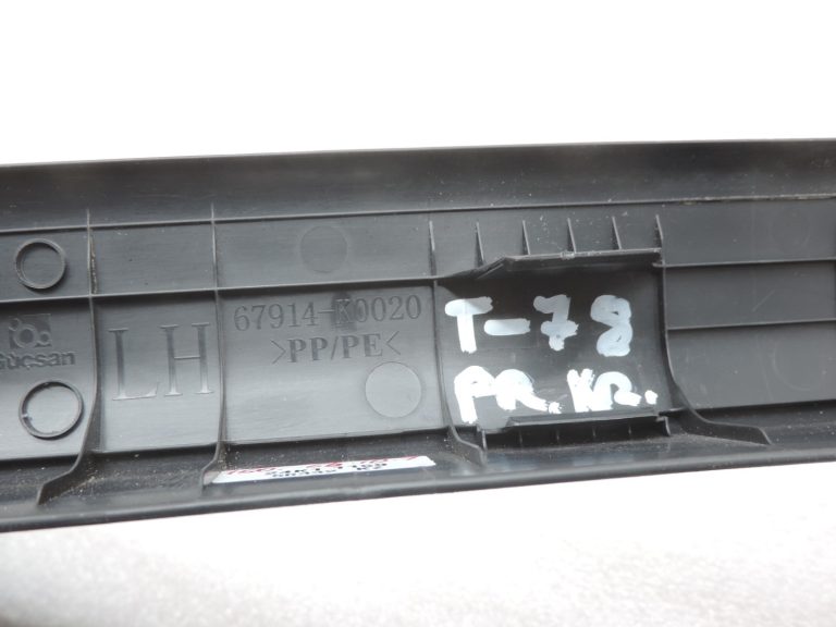 Oriģinālā Toyota Yaris P21 Durvju slieksnis priekšējais kreisais 6767914K0020C1
