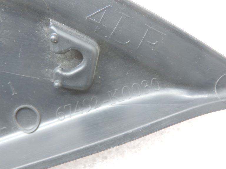 Oriģināls Toyota Yaris P21 priekšējo kreiso durvju apdares trīsstūris 67492K0030