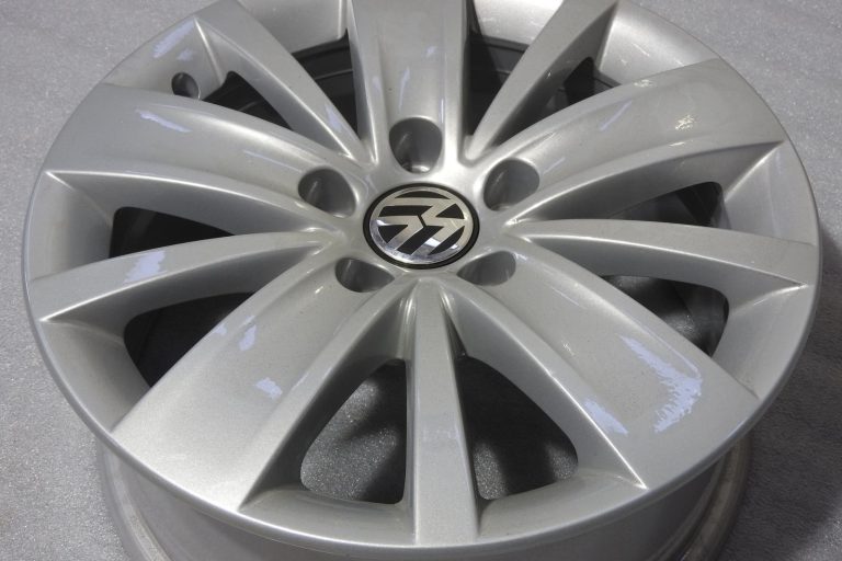 1x oriģināls VW Sharan 7N alumīnija disks, 16 collas, ET33, 7N0601025A, ar pulverkrāsas pārklājumu