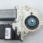 Oriģinālais VW Tiguan 5N aizmugurējā kreisā loga regulatora motors 5N0959703 5N0959703D