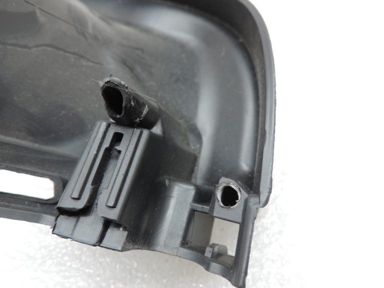 Oriģinālais Volkswagen Tiguan 5N aizmugurējo durvju pārsegs iekšējais kreisais 5N0867703B