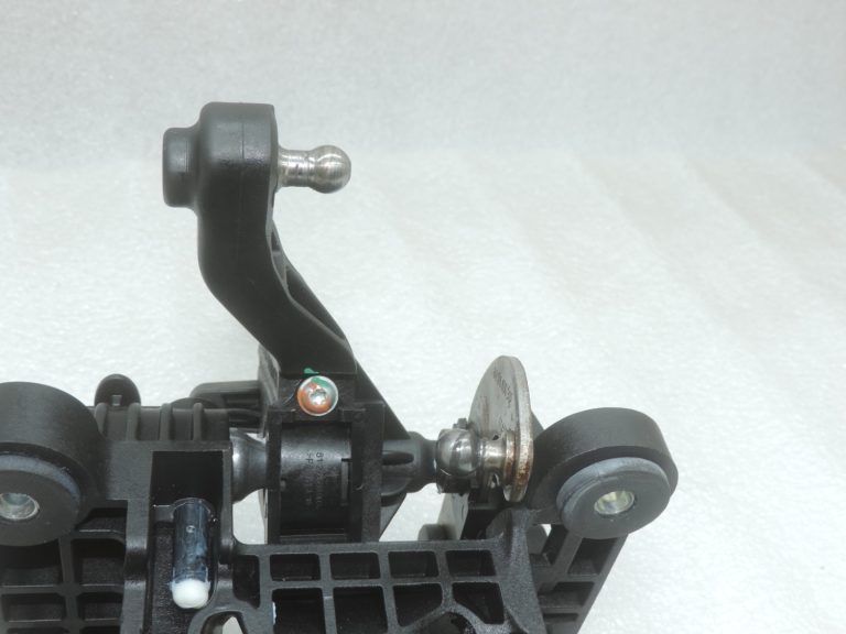 Oriģinālā Opel Zafira C 6 pakāpju manuālās pārnesumkārbas svira 55583523, 55598228